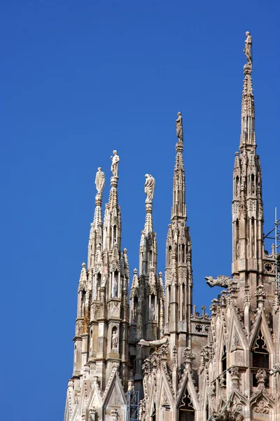 Spire Italien kyrkliga ros fönster på framsidan — Stockfoto