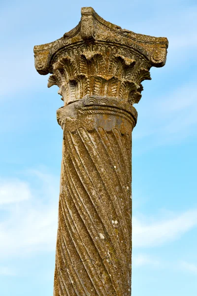 Vieille colonne dans le ciel africain histoire et nature — Photo