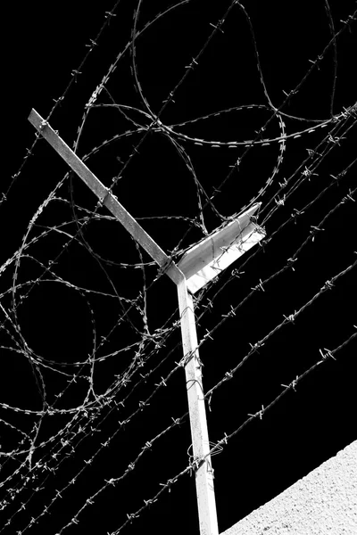 V Ománu barbwire v pozadí a zamračená obloha — Stock fotografie