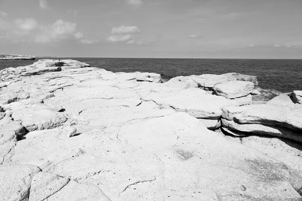 Umman sahil şeridi denizde okyanus Körfez rock ve plaj gökyüzü sakin ol