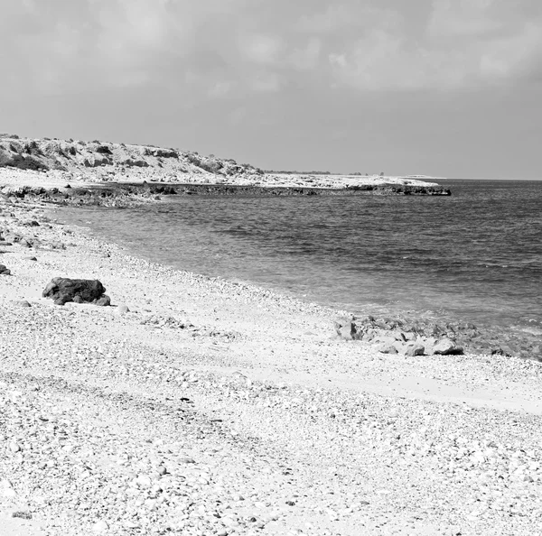 空そば海湾ロックとビーチでオマーンの海岸線の海でリラックスします。 — ストック写真