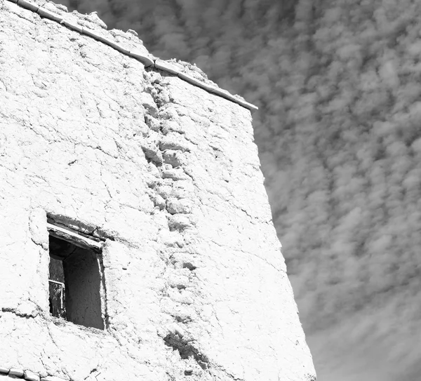 En Oman la vieja casa abandonada del pueblo y el cielo nublado —  Fotos de Stock