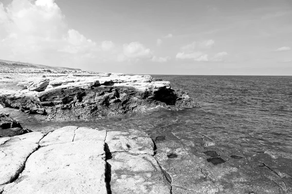 Omán tengerpart tenger tengeri öböl rock és a strand pihenjen közelében ég — Stock Fotó