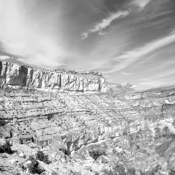 In der alten Gebirgsschlucht und im Canyon am tief bewölkten Himmel — Stockfoto