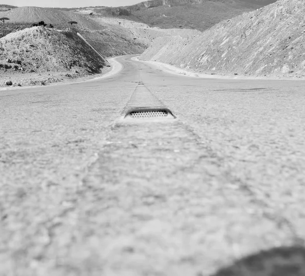 In oman asphalt street white line and mountain panorama — Stock Photo, Image