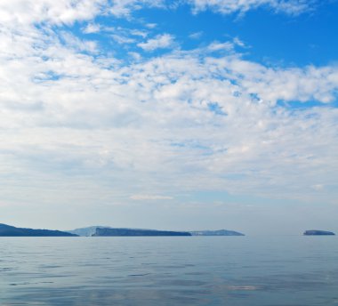 Hill ve Avrupa Yunanistan kasaba yaz Beach'te kayalara