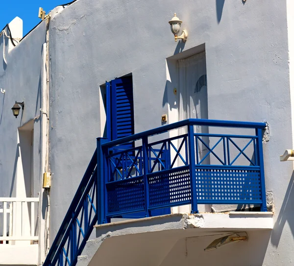Ancienne architecture dans l'île grecque fenêtre et porte col blanc — Photo