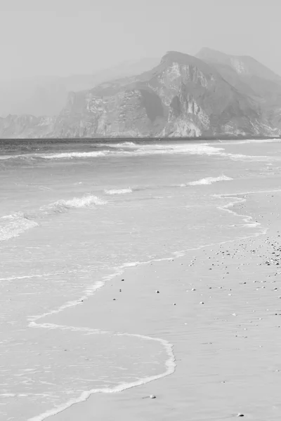 Az oman Arab tenger a hegy közelében ég homokos strand és a hegy — Stock Fotó