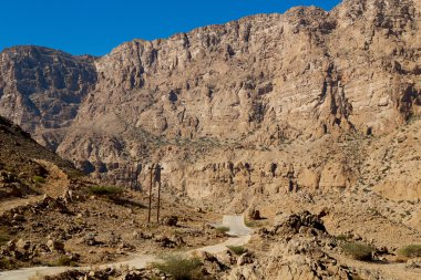 Umman eski dağ gorge ve kanyon derin bulutlu gökyüzü 