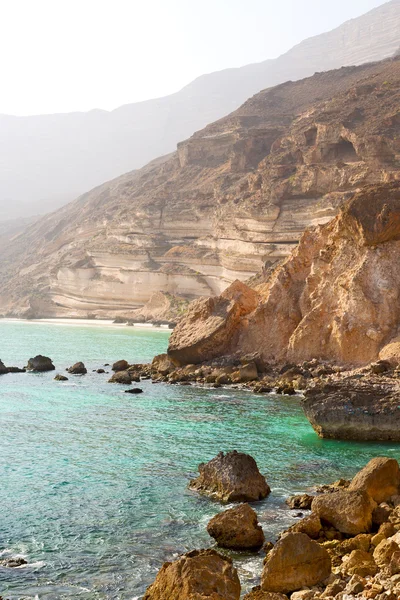 オマーンのアラビア海砂浜空と山の近くの丘で — ストック写真