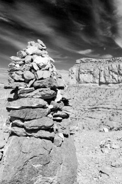 Umman eski dağ gorge ve kanyon derin bulutlu gökyüzü 