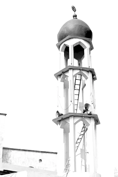 Umman muscat oteli eski Camii Minare ve din gökyüzü temizleyin — Stok fotoğraf