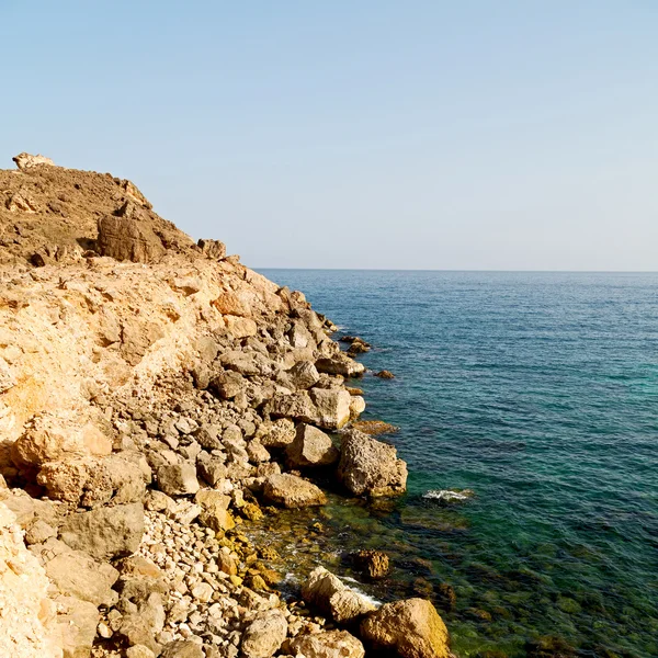 In omanischer Küste Meer Ozean Golf Felsen und Strand entspannen in der Nähe des Himmels — Stockfoto