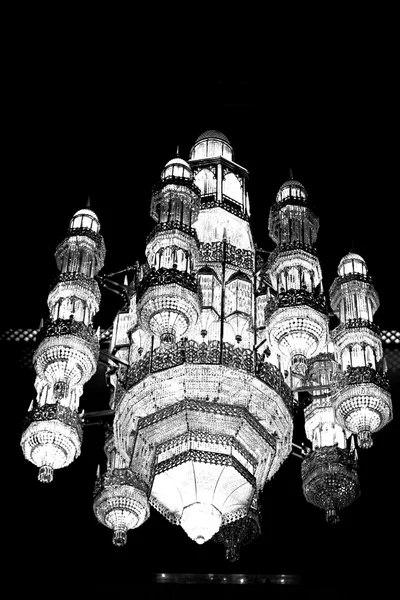 En oman moscatel antigua mezquita y la antigua lámpara de araña de cristal — Foto de Stock