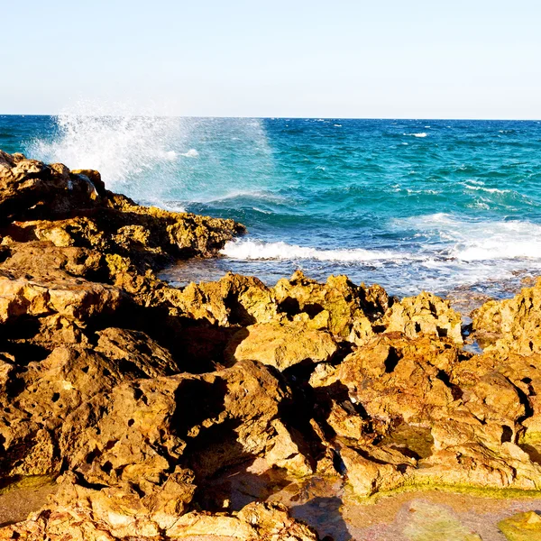En Oman costa mar océano golfo roca y playa relajarse cerca del cielo —  Fotos de Stock