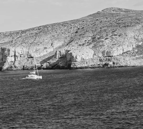 Segling nära hill och stenar på stranden sommartid i Europa g — Stockfoto