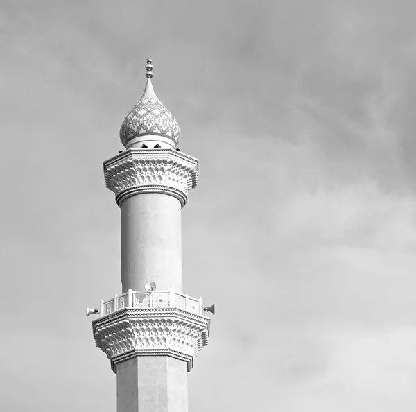 Em oman muscat a antiga mesquita minarete e religião no céu claro — Fotografia de Stock