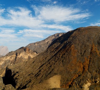 Umman eski dağ gorge ve kanyon derin bulutlu gökyüzü 