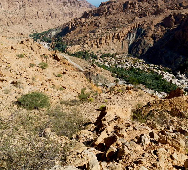 V Ománu staré horské rokliny a kaňon hluboký zamračená obloha — Stock fotografie