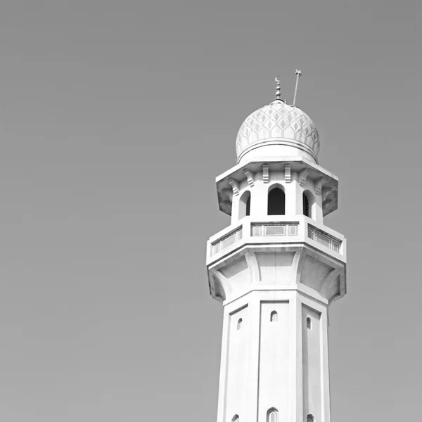 Dalam muscat oman masjid tua menara dan agama di langit yang jelas — Stok Foto