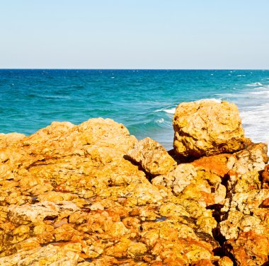 Umman sahil şeridi denizde okyanus Körfez rock ve plaj gökyüzü sakin ol
