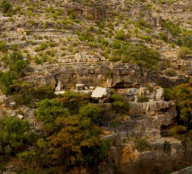 Umman eski dağ gorge ve kanyon derin bulutlu gökyüzü 