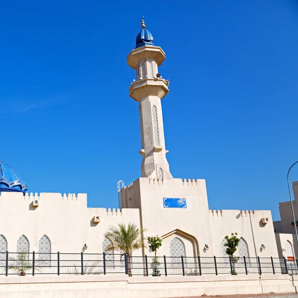 In oman muscat de oude moskee-minaret en religie in heldere hemel — Stockfoto