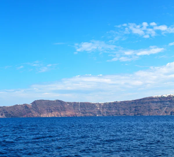 Hill en de rotsen op het strand van de zomer in Europa Griekenland santorin — Stockfoto