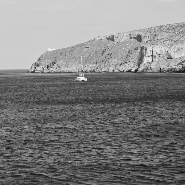 Segeln in der Nähe von Hügeln und Felsen am Sommerstrand in Europa — Stockfoto