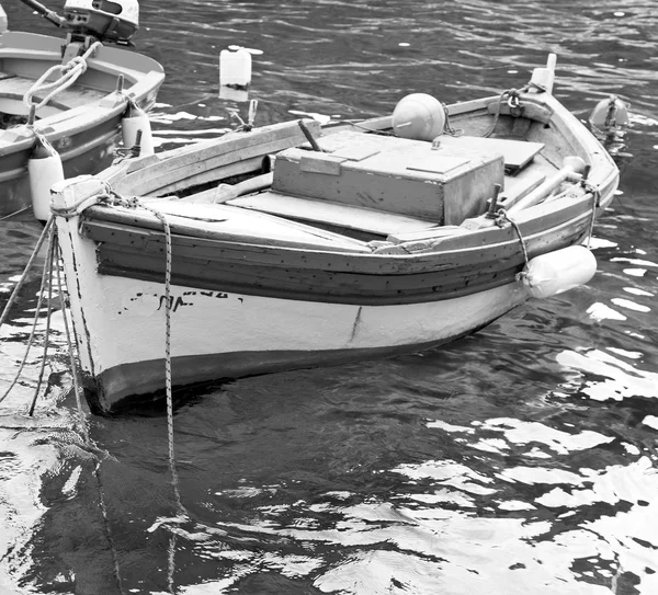 Isla griega en santorini puerto de europa barco y muelle en el me —  Fotos de Stock