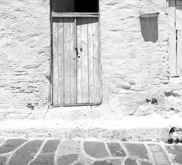Antigua arquitectura en la isla griega ventana y puerta blanca col —  Fotos de Stock