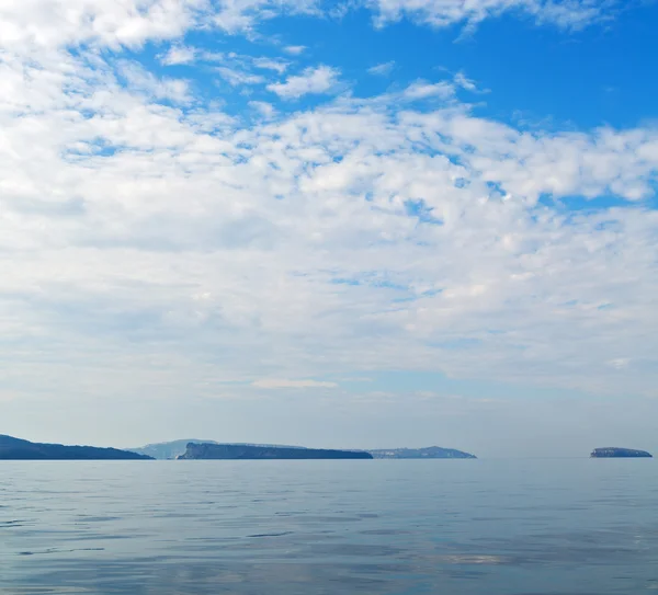 Hügel und felsen am sommerstrand in europa griechenland santorin — Stockfoto