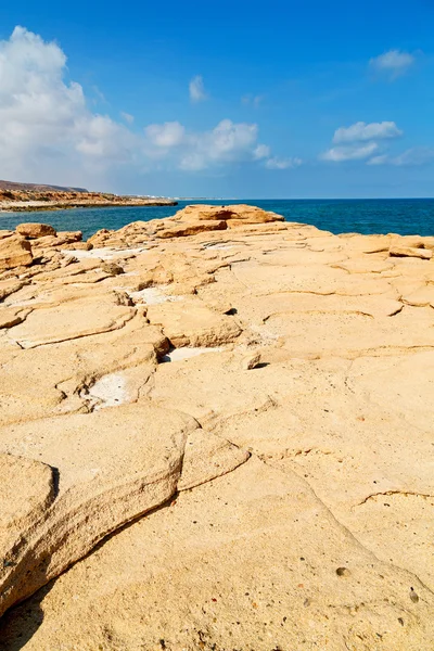 V Ománu pobřeží moře zálivu rock oceán a pláž odpočívat blízko nebe — Stock fotografie