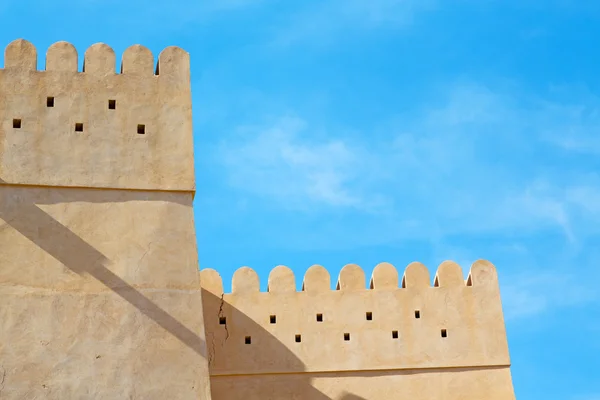 In oman muscat il vecchio forte difensivo battaglia cielo a — Foto Stock