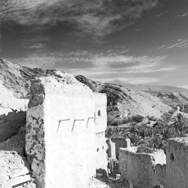 Umman eski terk edilmiş köy evi ve bulutlu gökyüzü kemer