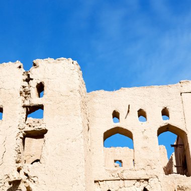 Umman eski terk edilmiş köy evi ve bulutlu gökyüzü kemer