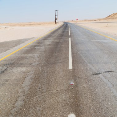 Umman yakınındaki eski çöl asfalt empry sokak ve lonelin