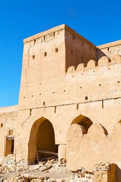 In oman muscat il vecchio forte difensivo battaglia cielo a — Foto Stock