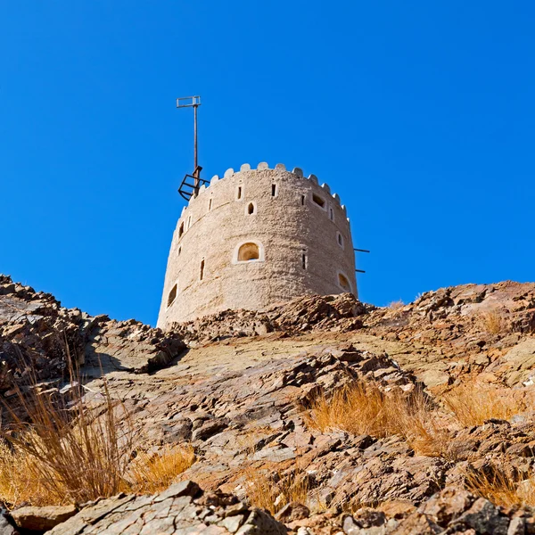 In oman muscat rock il vecchio forte difensivo battaglia cielo e — Foto Stock