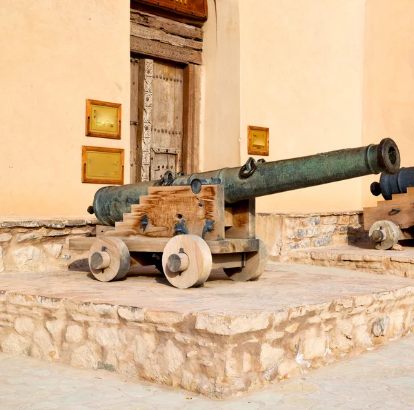 Dans oman muscat le vieux château et canon près du mur — Photo