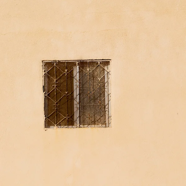 In oman de oude sierlijke venster — Stockfoto