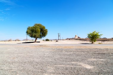 Umman asfalt sokak beyaz çizgi ve dağ panorama