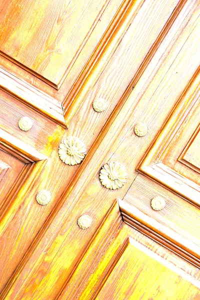 Astratto ottone arrugginito marrone chiuso porta in legno crenna gallarate — Foto Stock