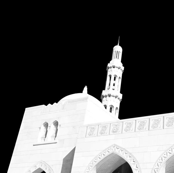 Em oman muscat a antiga mesquita minarete e religião no céu claro — Fotografia de Stock