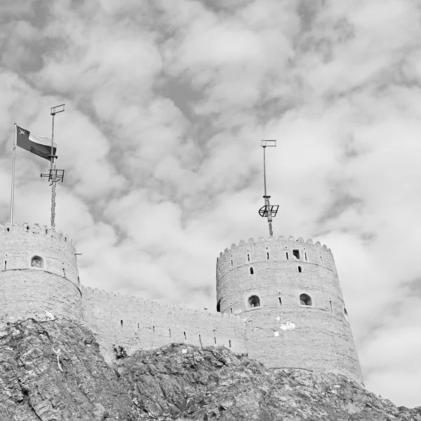 In oman muscat rock il vecchio forte difensivo battaglia cielo e — Foto Stock