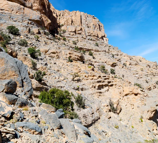 Dans oman la vieille gorge de montagne et canyon le ciel nuageux profond — Photo