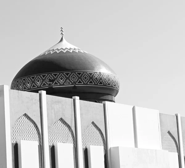 Dans oman muscat l'ancienne mosquée minaret et religion dans le ciel clair — Photo