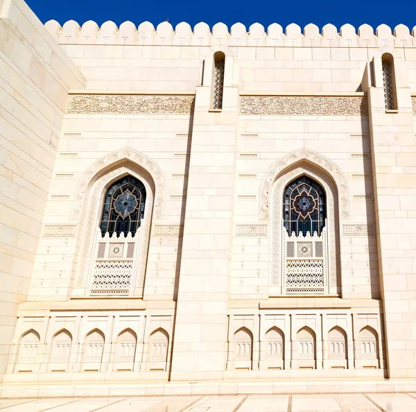 Em oman muscat a antiga mesquita minarete e religião no céu claro — Fotografia de Stock