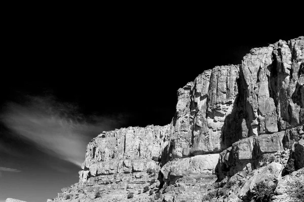 En Oman el viejo barranco de la montaña y el cañón el cielo nublado profundo — Foto de Stock