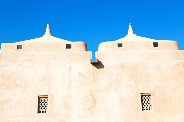 I oman muscat de gamla moskén minareten och religion i klar himmel — Stockfoto